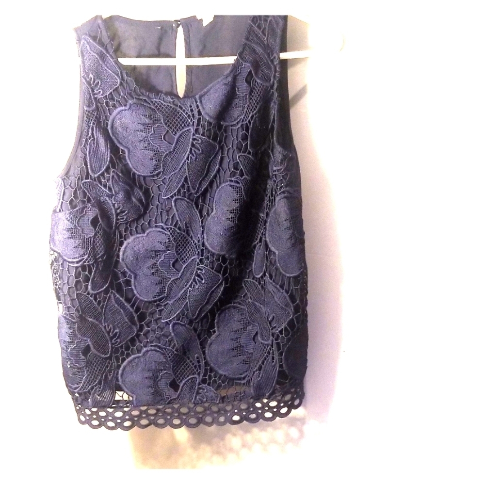 MERONA: MEDIUM- NAVY BLUE FLOWERED LACED TOP